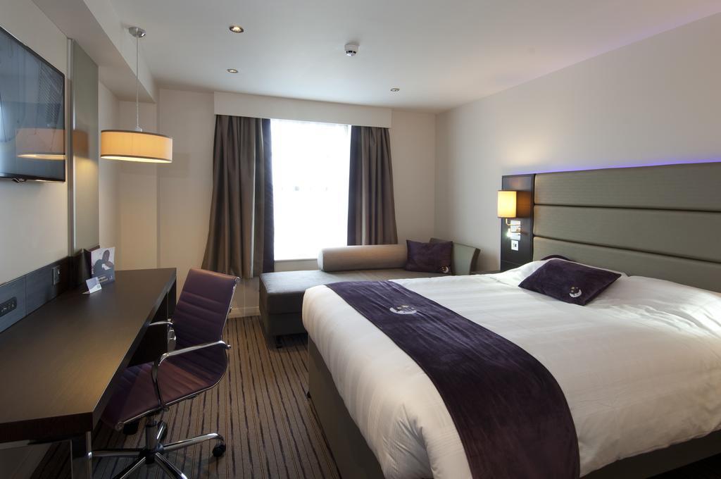 Premier Inn Aldershot Exterior foto
