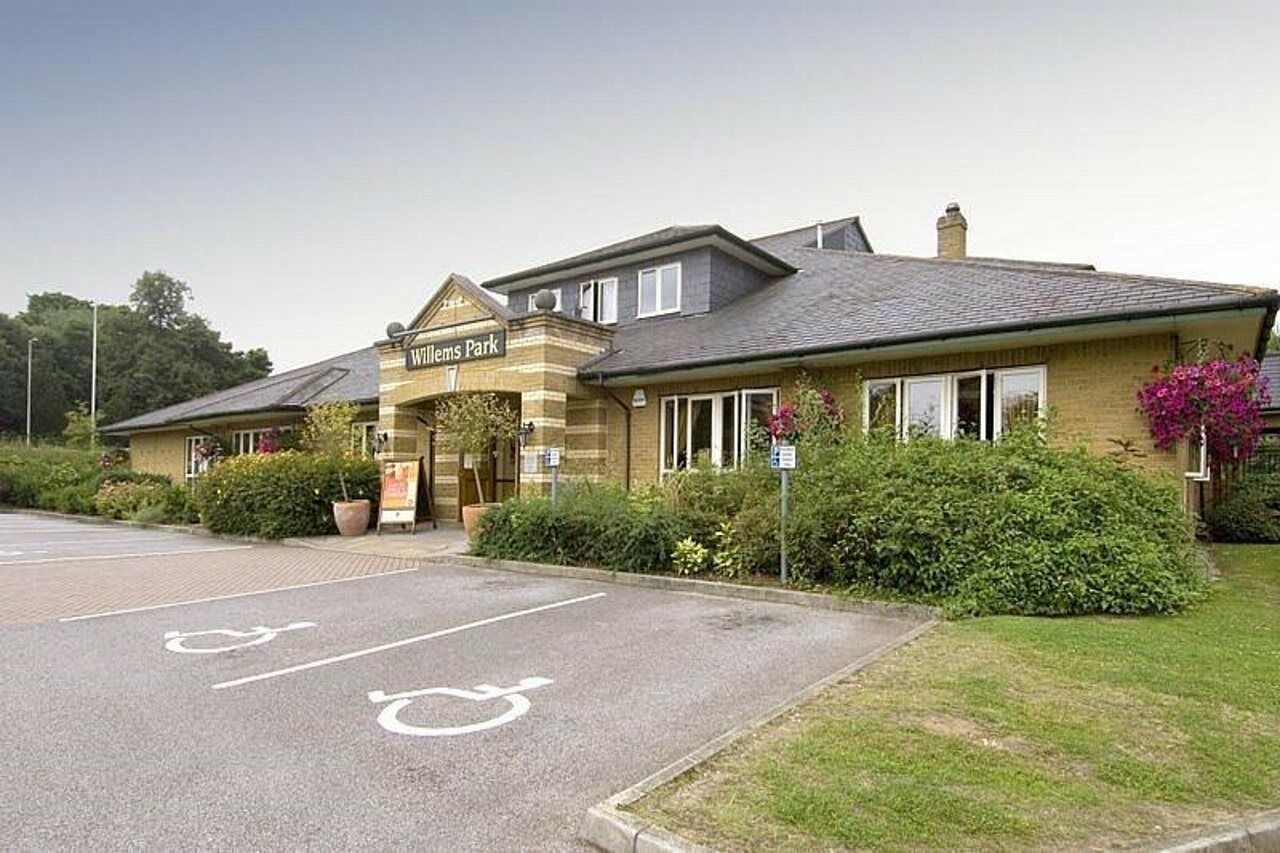 Premier Inn Aldershot Exterior foto